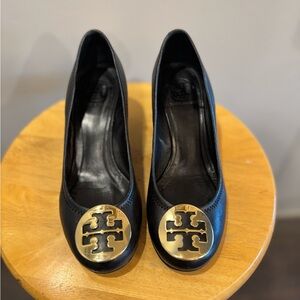 Tory Burch black leather pump Heels with Gold logo, Size 7